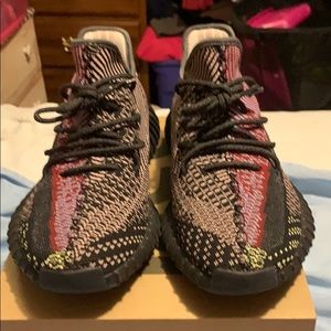 Yeezy 350 V2 in yecheil non reflective